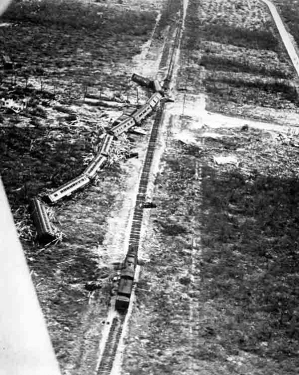 Train_derailed_by_the_1935_hurricane.jpg