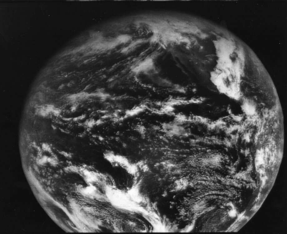 ATS-1_(Earth_full_disk),_1966.jpg